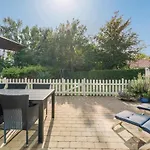 Three-Bedroom Holiday Home In Humble Дом отдыха *