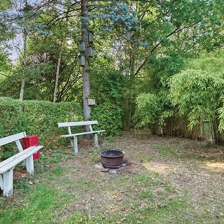 Three-Bedroom Holiday Home In Humble Дом отдыха