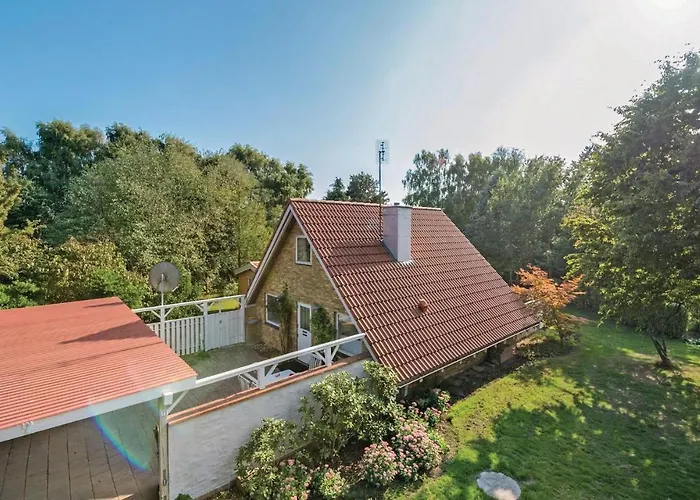 Three-Bedroom Holiday Home In Humble بيت للعطل *