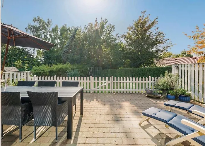 Three-Bedroom Holiday Home In Humble بيت للعطل *