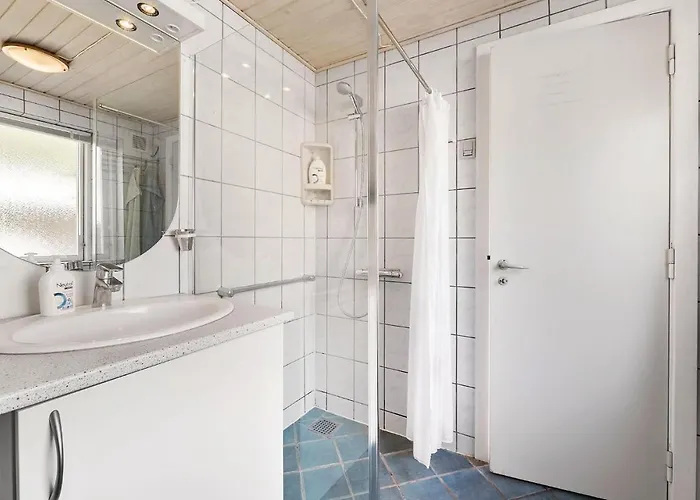 Three-Bedroom Holiday Home In Humble بيت للعطل *